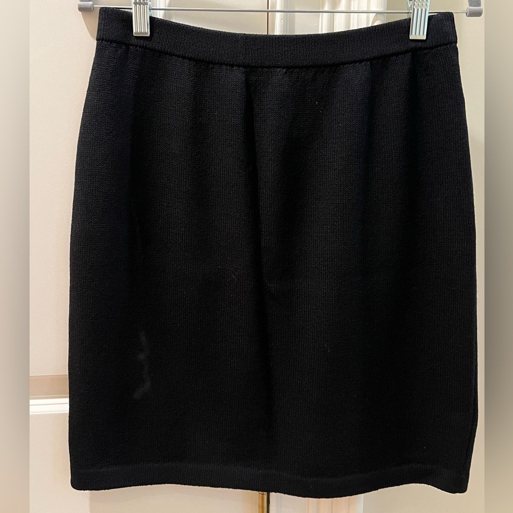 St. John Basics Black Knit Pull On Elastic Waist Sz 8. 20 inches long.